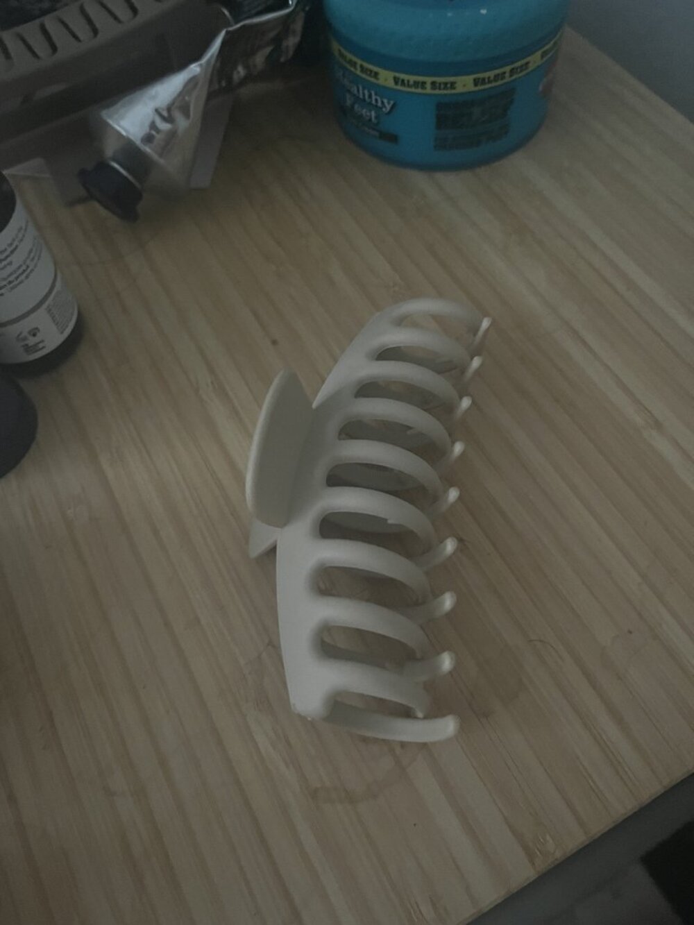 Amazon Size One size White Spiral Hair Claw Clip - Modern Curved Design Hair Acc